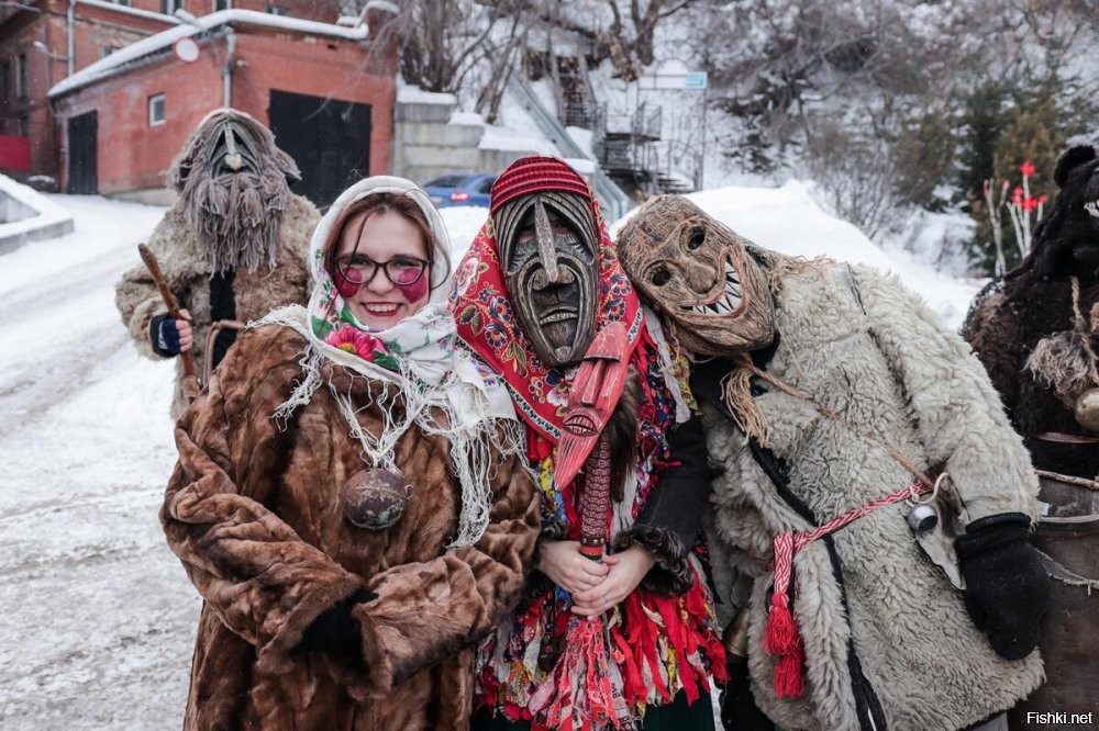 Вы не понимаете - это другое!!!
А вот Колядки - это совсем другое!!!

Коляда  (Первая коляда, Рождественский сочельник)   славянское народное название рождественского сочельника (чаще всего), праздника Рождества Христова, а также Святок от Рождества до Крещения. Основное значение   славянские обрядовые реалии Рождества.

Неотъемлемыми атрибутами праздника являлись ряженье (с использованием шкур, рогов и масок), колядование, колядные песни, одаривание колядовщиков, молодёжные игры, гадания. Коляда происходила с 7 по 19 января.