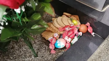 Можно ещё на кладбище сходить. Там тоже частенько еду оставляют. И не только еду..