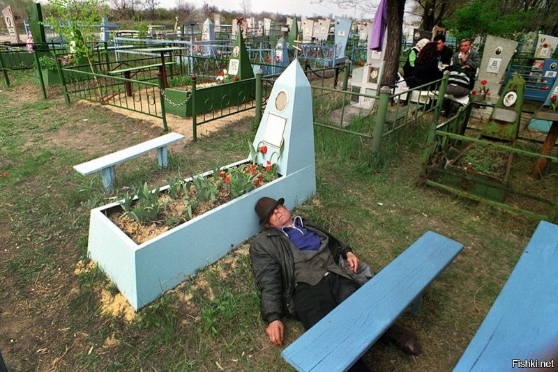 Можно ещё на кладбище сходить. Там тоже частенько еду оставляют. И не только еду..