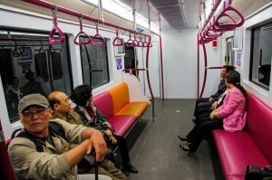 Чё-т не пойму, а как в этих немецких вагонах Dora осуществляется вентиляция? Только через форточки? В более старых китайских вагонах воздухозаборники на крыше видны.

Кстати, с 2016 г. там появляются уже новые вагоны "исключительно северокорейского производства":