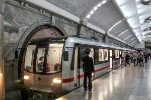 Чё-т не пойму, а как в этих немецких вагонах Dora осуществляется вентиляция? Только через форточки? В более старых китайских вагонах воздухозаборники на крыше видны.

Кстати, с 2016 г. там появляются уже новые вагоны "исключительно северокорейского производства":