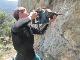 Ну-ну,  а тем временем моя супруга монтирует сектор для скалолазов.