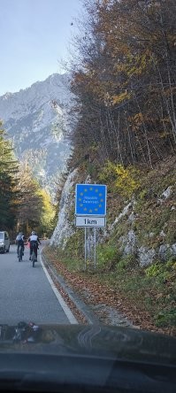 Не давать образование, работу или криминально преследовать  русскоязычных жителей Украины, - ну они это начали делать значительно позже России. Россия делает ровно тоже самое с русскоязычными жителями России, красиво называя это "иногенты". Или это другое?
А что там с нарушением Конституции, когда тем, кто не говорит на русском не дают доступ к посещению школ и детских садов? Ой, это, наверно, тоже другое. 

Единство?)))) это когда Миронов плебеев втирает про дьявольский запад и бежит за новеньким Айфоном? Или единство в бойне за 500 рублей между Чечней и остальной Россией? Да не смеши.

Да, нормально всё в Австрии, говорю тебе это с "первых рук"