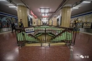 60 лет назад в Китай прибыла группа экспертов строительства Московского метрополитена для строительства Пекинского метро.

А недавно Китай прислал группу для строительства Московского метрополитена.

Вот станции, которые были построены в Пекине(60 лет назад) и Москве(недавно).
