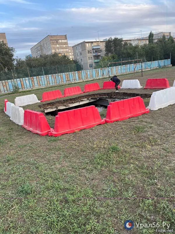 В Орске на территории школы №38 провалилось футбольное поле, под которым оказалась подземная парковка...