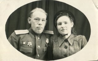 На долгую память сестрёнке Шуре от Маруси и мужа Анатолия. Смоленск. Ноябрь 1948г.