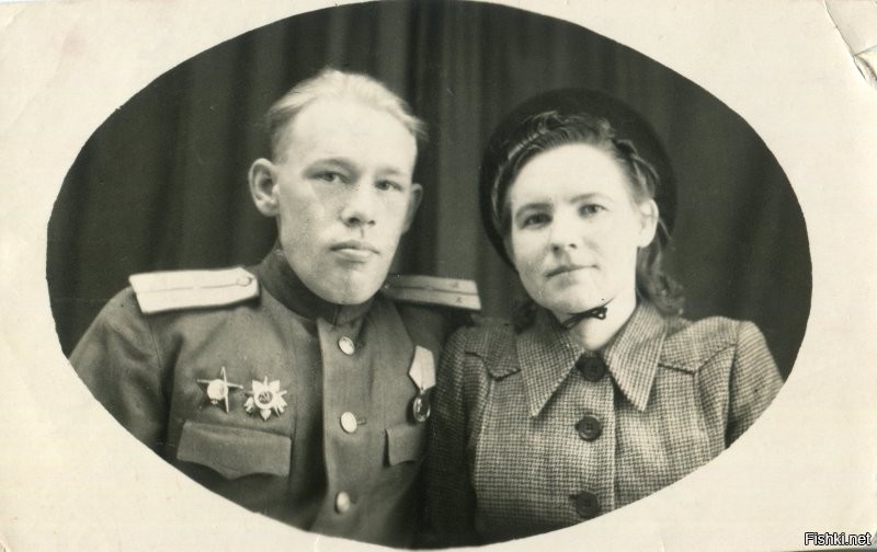 На долгую память сестрёнке Шуре от Маруси и мужа Анатолия. Смоленск. Ноябрь 1948г.