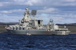 Справедливоти ради на этом фото даже не "Варяг" , а "Маршал Устинов" после модернизации .
РЛС дальнего обнаружения «Подберёзовик» стоящую позади «Фрегат-М2М» ни с чем не перепутаешь .