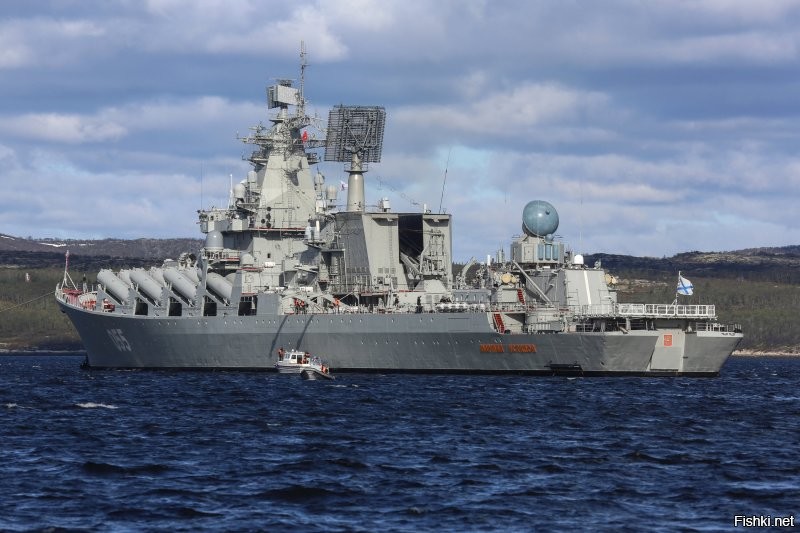 Справедливоти ради на этом фото даже не "Варяг" , а "Маршал Устинов" после модернизации .
РЛС дальнего обнаружения «Подберёзовик» стоящую позади «Фрегат-М2М» ни с чем не перепутаешь .