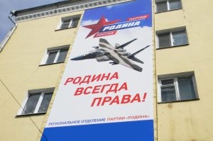 Да ладно. Дизайнеры, которые всякие плакаты ваяют, в военной технике разбираются плохо. Да и какая разница, российская эта техника или американская. Главное - чтобы на плакате красиво смотрелось...