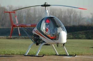 Вертолет Heli-Sport CH-7
Вертолет производится итальянской компанией «Helisport» с 1996 года. Эта легкая двухместная машина увидела свет в 1996 году благодаря аргентинскому конструктору Сикаре Аугусто. Отличительная особенность модели – кресла пилота и пассажира расположены как на мотоцикле, тандемно. Вертолет создан на базе сварного каркаса из легких алюминиевых труб, садится и взлетает с помощью таких же алюминиевых полозьев.

Летно-технические характеристики:

масса «пустой» машины – 203 кг;
максимальная взлетная масса – 357 кг;
крейсерская скорость – 192 км/ч;
диаметр несущих винтов – 5,79 м.
Силовая установка Heli-Sport CH-7 – это Rotax 582 мощностью 47,8 кВт или Rotax 912.

Заправляется машина обычным бензином АИ-95 или АИ-98.