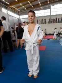 Стараемся. В школе хорошист, В спорте успешен. На фигню времени почти не остается.