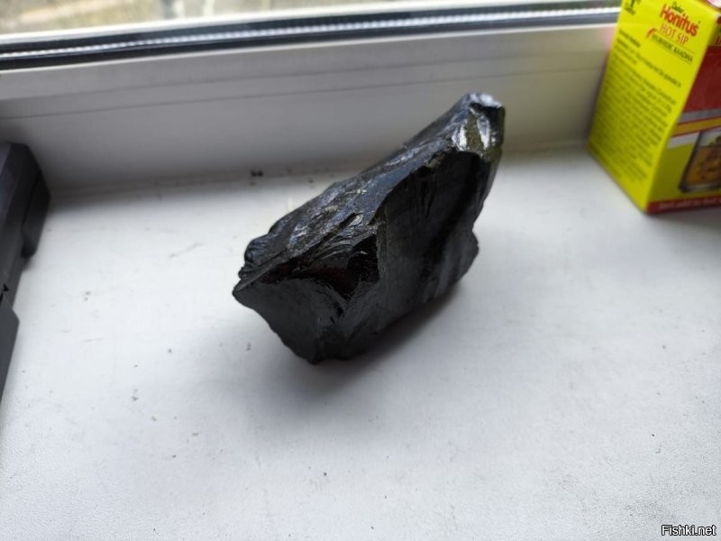 Обсидиан. Сын в куче отсева нашел.