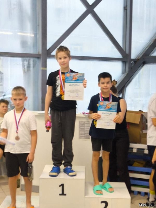 Стараемся. В школе хорошист, В спорте успешен. На фигню времени почти не остается.