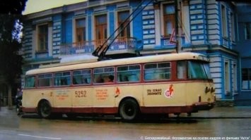 Ялта. Остановка "Партизанская". А вообще - это кадр из фильма "Асса".