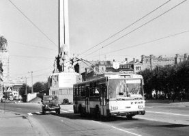 Милая моему сердцу Рига. "Тоталитарная" Вера Мухина отстояла Памятник свободы Латвии в Риге, но нынешщние "свободные" нацисты снесли памятник Ленину. Так где же правда и справедливость? Жизнь нынешняя крайне несправедливая. Столько лжы и мерзости...