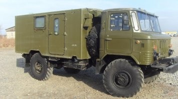 Жилой модуль пилигрим предназначен для обладателей пикапов, полной разрешенной массой 4,5  тон и больше. В России такими не пользуются. А если такой и есть - хозяину не нужен автодом. А если кому-то нужен автодом - внедорожник, то чем покупать пилигрима и пикап к нему, существует еще советское решение - шишига с кунгом.
Права как на пикап, проходимость лучше чем у пикапа, а внутрь кунга можно вогнать всю начинку от автодома - места там больше, чем в пилигриме.