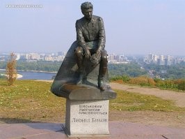 Ещё целый памятник в Киеве. Петиции про его "декоммунизацию" свидомые уже неоднократно регистрировали