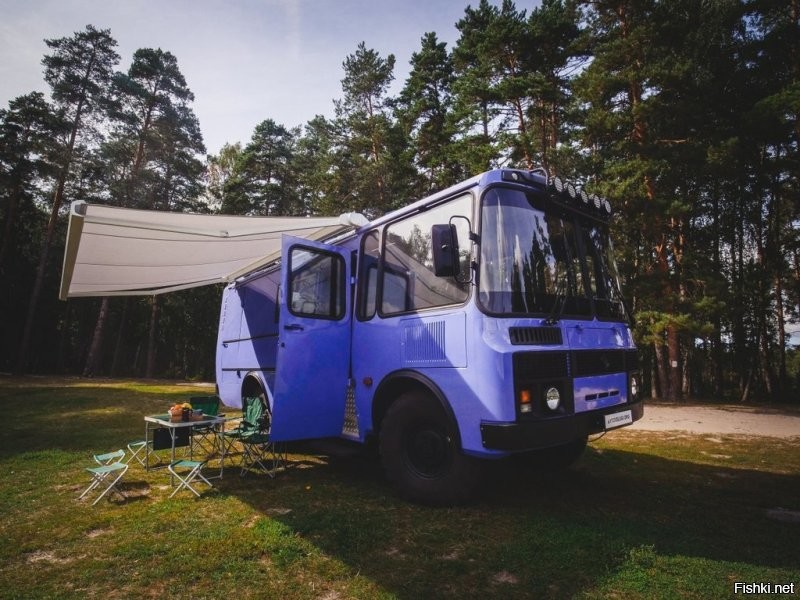 Есть два видео, где переделывают ПАЗы под автодома. Первый полноприводный сделанный из школьного. Там все как положено: раздатка и мосты Садко. Двигатель V8 с МКПП.
Второй вариант сделан на базе вектора. Так в том даже АКПП стоит. Причём заводская ГАЗ.

Зачем городить огород с заведомо меньшей платформой?