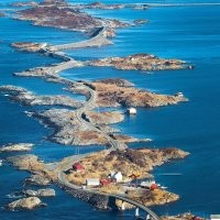 Участок двухполосного шоссе оригинальной конструкции в Норвегии, в губернии Мёре-ог-Ромсдал. 36-километровый участок Бюд - Корвог является составляющей региональной дороги 64, находится между населенными пунктами Молде и Кристиансунн и связывает небольшие острова Аверёй и Фрей через Атлантический океан.