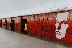 В Санкт-Петербурге есть станции с дверьми, экономили на отделке и повысили безопасность. В итоге экономия сошла на нет из-за сложности обслуживания. А безопасность по началу сомнительная, были преценденты когда между дверями и вагоном зажимало людей. Сейчас датчики такого не допускают но они установлены после модернизации.