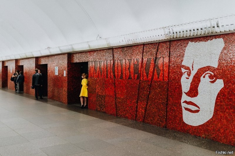 В Санкт-Петербурге есть станции с дверьми, экономили на отделке и повысили безопасность. В итоге экономия сошла на нет из-за сложности обслуживания. А безопасность по началу сомнительная, были преценденты когда между дверями и вагоном зажимало людей. Сейчас датчики такого не допускают но они установлены после модернизации.