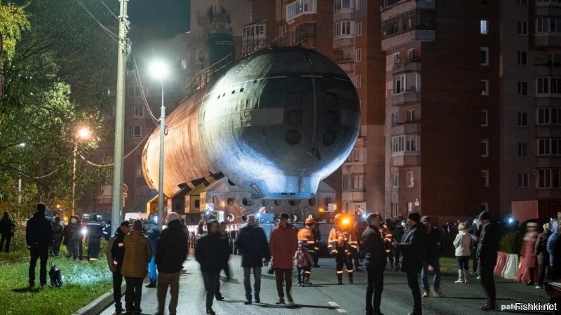 Тоже удивили! У нас подводные лодки по улицам возят!