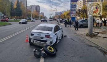 А теперь версия происшествия с другой стороны.
"Сотрудники Госавтоинспекции г.Чебоксары выясняют обстоятельства ДТП, которое произошло сегодня, 9 октября, около 13:32 на пр. М. Горького, возле дома №10, стр. 1. По предварительной информации, 42-летний водитель автомобиля Лада Веста, выезжая с прилегающей территории, не уступил дорогу и совершил столкновение с автомобилем Ауди А6, которым управлял 28-летний водитель.
От удара Ауди А6 по инерции опрокинулась и задела еще пять припаркованных автомобилей: Опель Астра, Лада Веста, Лада Гранта, Хонда и Фольксваген Пассат. В результате аварии пострадал и сам виновник ДТП. Ему диагностировали закрытую черепно-мозговую травму. Пострадавший был доставлен в БСМП г. Чебоксары."