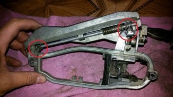 У Х5 механизм ручки из силумина или похожего сплава, часто ломается в отмеченных на фото местах. и тогда ничем эту заразу не открыть. А настраивал через родную магнитолу и панель приборов, ох и муторное это занятие. Вот на вторую дверь и забил.