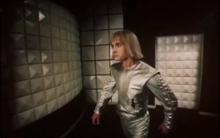 В одном из кафе официантки двигаются, словно роботы