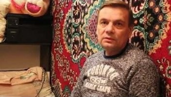 "видно, как шестилетняя Кейси стоит спокойно, пока рептилия плотно обвивает ее морду. Спасатель использовал несколько любимых лакомств собаки и ждал, пока Кейси отпустит змею"