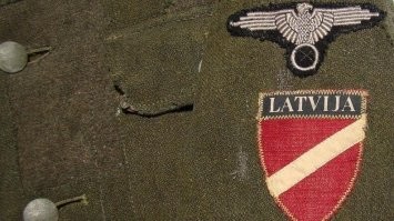 За что? За ленту от "Железного креста" Вермахта? Или за знание латвийского или немецкого языков? Если за символику, проповедующую фашизм,.. Для граждан- 1-2тр и адмистративка. 
Только не стОит путать человеконенавистническую идеологию с освобождением от неё!