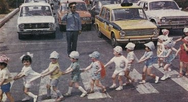 В Китае набирает популярность практика прогулок с детьми на специальных поводках