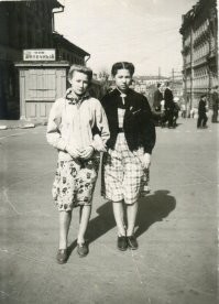 Казань. Подруги на перекрёстке Чернышевского / Банковской. 1955г.