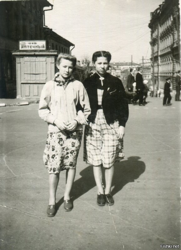 Казань. Подруги на перекрёстке Чернышевского / Банковской. 1955г.
