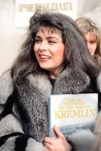 В 90-е шлак со всего мира тянулся в Россию! За подарками! Очень хорошо помню, что помимо цветного издания Оружейной палаты Московского Кремля, «Просто Мария» и шубу нахаляву хапнула, что на ней напялина и с "Лёней Голубковым" в рекламе лохотрона МММ снялась! Сколько покойный Мавродик ей тогда ослюнявил за это, даже подумать страшно!