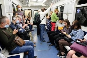 Не судно? А почему СУДОходство? 
Не плавает? А почему мореплавание? А корабли (в т.ч. подводные) уходят не в плавание?
Крайний- помимо ВКС (ВВС), точно так же и в ВДВ. 
Почему так выходит? Да потому, что существует логика )) Сухая, скупая, железная, мужская логика!!! Но крайние поколения стали "Необязательными". Их лексикон обнищал и упростился до уровня... Не хочется ругаться и писать матом. У советских выпускников обычных средних школ лексикон был в разы богаче, слова и выражения сочнее и ярче! Школа учила излагать свои мысли в тексте точными, верно построенными, красивыми и грамотными предложениями. Люди были начитанными и готовыми к любым поворотам судьбы!