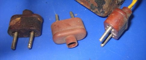 У реставратора видимо оригинальной вилки не нашлось, приделал на 220.