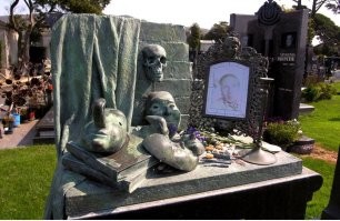 Можно было узнать как зовут отца артиста -  Виктор Савельевич (Авиигдор Шеейликович), а то Крамаров-старший,  Крамаров-старший! Да и не от рака лёгких он умер, а от повторного инсульта, а началось всё с рака сигмовидной кишки.