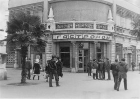 Ох, ты ж! А сразу и не узнал место... Вот эта карта стоит за спиной фотографа. А когда-то 1-ый Гастроном выглядел так, потом вот так, потом вот так... А 100 + - лет назад вот так.