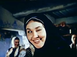Монахиня оставила монастырь, чтобы преподавать йогу в бикини