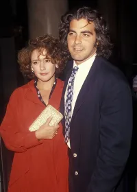 Впервые вижу Клуни с длинными волосами.. И с ним какая-то баба с куском хлеба ))_