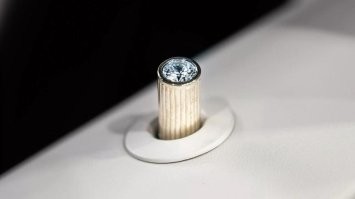 не стану покупать это , только глянь те - все ногти можно сломать, пока дверь разблокируешь...