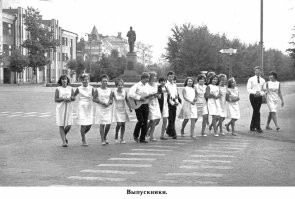 И девушки совершенно не заморачиваются, что они в +/- одинаковых нарядах. В современных реалиях это назвали бы "флешмоб", или "дичь какая..."))