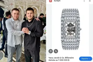 Почему автор принижает наши российские достижения? Да у нас даже дети носят часы стоимостью больше, чем все часы этого Национального собрания Франции вместе взятые. И не снимают их при встрече с какими-то журналистами. У нас в России детям боятся нечего. В крайнем случае, журналиста найдут в канаве с пулей в голове или ножом в боку.