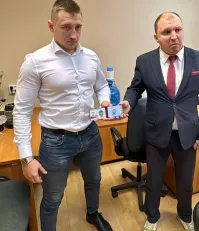 а че у них с одеждой, сняли чтоль с кого-то поменьше размером?