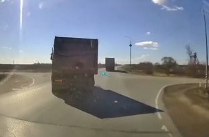 Тут к сожалению для мотоциклиста, звёзды не так сошлись. Не видел он его, посмотрите внимательно, перед ним едет фура и он ехал к ней близко, т.е. обзора у него не было, далее там поворот. Он увидел его когда уже выехал на встречку, на втором фото видна тень от мотика. Даже если бы он попытался уйти обратно, это ничего не изменило бы. Мотоциклисту реально не повезло. 
В водитель грузовика виноват в том, что стал поворачивать сразу, без остановки, при том, что впереди идущая машина ему перекрывала обзор. Там мог быть кто угодно, он бы и его не увидел. 
Дали считаю мало, потому что это главное правило, не видишь не едь. А он едет на грузовике, мог и легковую поймать с полным комплектом.