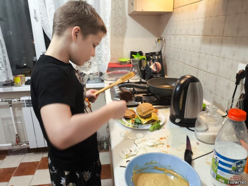Постоянно готовим вместе с сыном, ему нравиться. Так что периодически просыпаюсь, а кашка или яичница уже готовы. Парниша на видео попытался, уже молодец, то что криворукий мальца так это лечиться опытом. Вон после сына всю кухню мыть приходится, 9 лет ещё не особенно внимателен к мелочам.