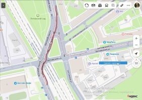 Ей нужно было с Лесного и дальше за перекрёстком снова по Лесному.
Вот эта схема объясняет?