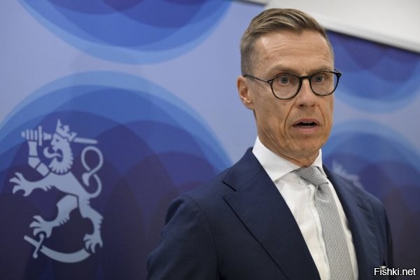 Президент Финляндии допустил снятие санкций с России



Президент Финляндии Стубб допустил отмену санкций после прекращения огня ВС РФ



Хельсинки, 21 октября 2025, 18:53 - Президент Финляндии Александр Стубб допустил «последовательную» отмену антироссийских санкций в случае, если Россия прекратит огонь и выведет войска с территории Украины. Его слова приводит The Times.

По его словам, двухступенчатый план действий должен начинаться с прекращения огня и мер по выстраиванию доверия. Все остальные вопросы, включая территориальные уступки и вывод войск, должны обсуждаться позже, считает политик.



«Мы должны продолжать давить на Россию. Но если мы начнем с прекращения огня, а затем начнем рассматривать последовательную отмену санкций как цену за прекращение Россией военных действий и вывод войск, то я вижу в этом возможность. Но я думаю, что Европа не отменит санкции в один миг»,   сказал Стубб.



Стубб: «Мы должны продолжать давить на Россию. Россия прекратит огонь и выведет войска с территории Украины».

Давилка у него выросла?